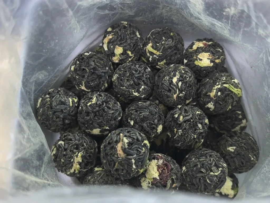 【茉莉龍珠綠茶】純正台灣茶，無色素香精✖️七次窨花手工揉捻🌼茉莉濃香＋綠茶鮮爽🌱熱水一沖，花香四溢，甘醇無比！球形緊壓釋放天然茉莉與嫩茶香，甘醇鮮爽，喝得健康！💎安心首選！ 實拍