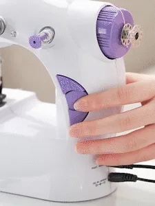🧵補衣＋鎖邊＋釦眼＋拼布，一台全包辦！🪡換這台家用迷你縫紉機，一鍵就能縫！手殘黨秒變裁縫師✨吃厚能力超強，多層牛仔布輕鬆推📢小巧收納不佔位，鎖邊釦眼拼布全搞定，媽媽推厚布也超順⚡ - 5