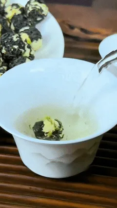 【茉莉龍珠綠茶】綻放舌尖的茉莉盛宴！🌼🌟七窨茉莉｜手工緊壓 🍵 茉莉濃香混合綠茶嫩香 ✨ 球形緊壓 ✨ 甘醇鮮爽 ✨ - 14