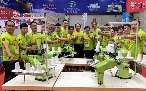🧵補衣＋鎖邊＋釦眼＋拼布，一台全包辦！🪡換這台家用迷你縫紉機，一鍵就能縫！手殘黨秒變裁縫師✨吃厚能力超強，多層牛仔布輕鬆推📢小巧收納不佔位，鎖邊釦眼拼布全搞定，媽媽推厚布也超順⚡ - 3