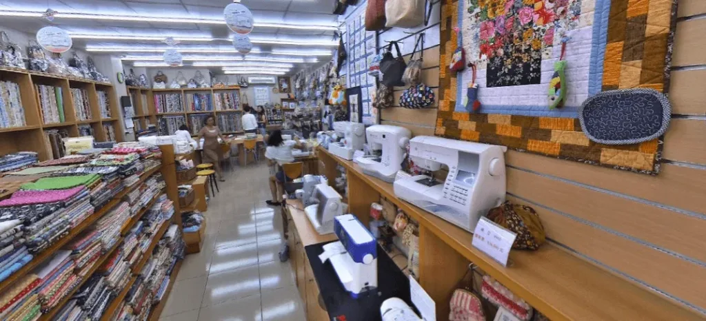 🧵補衣＋鎖邊＋釦眼＋拼布，一台全包辦！🪡換這台家用迷你縫紉機，一鍵就能縫！手殘黨秒變裁縫師✨吃厚能力超強，多層牛仔布輕鬆推📢小巧收納不佔位，鎖邊釦眼拼布全搞定，媽媽推厚布也超順⚡ - 10
