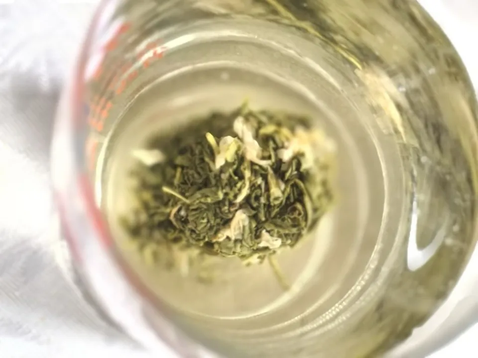 【茉莉龍珠綠茶】純正台灣茶，無色素香精✖️七次窨花手工揉捻🌼茉莉濃香＋綠茶鮮爽🌱熱水一沖，花香四溢，甘醇無比！球形緊壓釋放天然茉莉與嫩茶香，甘醇鮮爽，喝得健康！💎安心首選！ 實拍