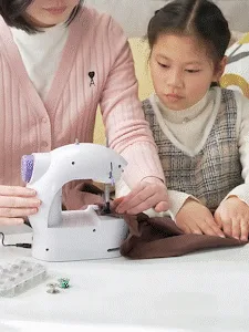 🧵補衣＋鎖邊＋釦眼＋拼布，一台全包辦！🪡換這台家用迷你縫紉機，一鍵就能縫！手殘黨秒變裁縫師✨吃厚能力超強，多層牛仔布輕鬆推📢小巧收納不佔位，鎖邊釦眼拼布全搞定，媽媽推厚布也超順⚡ - 8