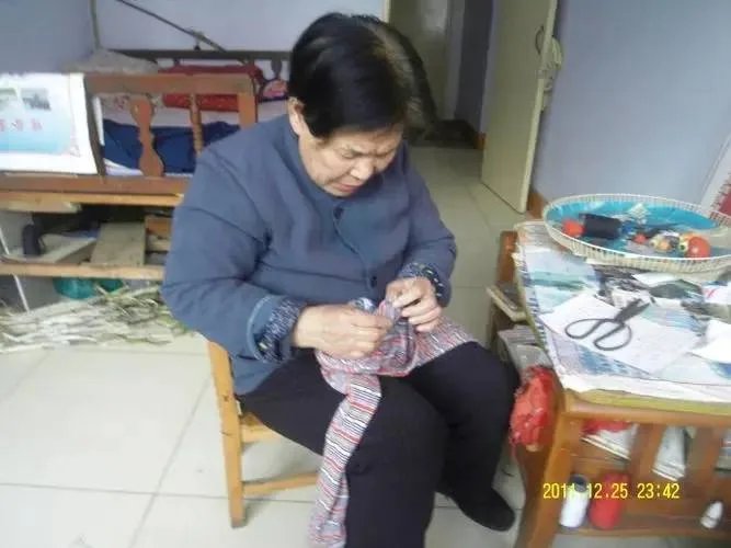 🧵補衣＋鎖邊＋釦眼＋拼布，一台全包辦！🪡換這台家用迷你縫紉機，一鍵就能縫！手殘黨秒變裁縫師✨吃厚能力超強，多層牛仔布輕鬆推📢小巧收納不佔位，鎖邊釦眼拼布全搞定，媽媽推厚布也超順⚡ - 1